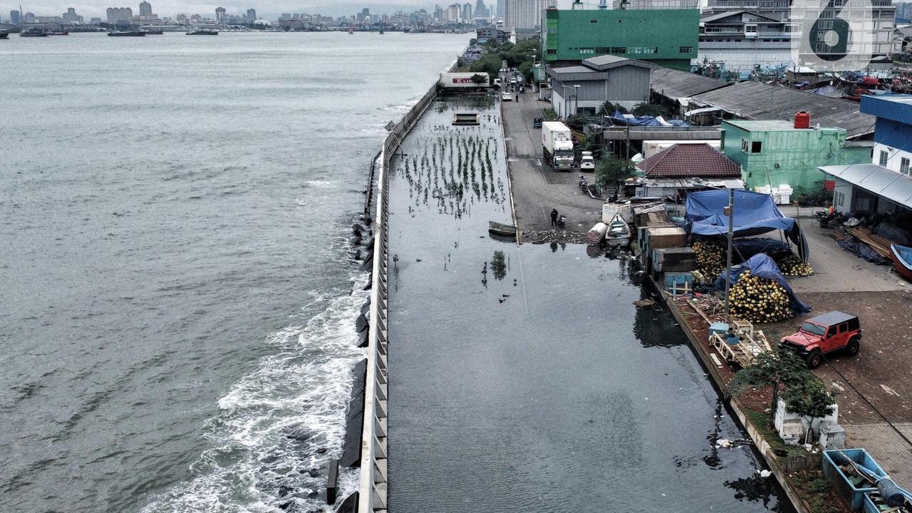 Polisi di Demak Buatkan Jembatan Dadakan Atasi Banjir Rob, Bikin Para Siswa Senang