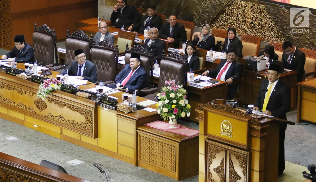 Suasana saat Ketua DPR RI  Bambang Soesatyo memberikan pidato pertama usai dilantik menjadi ketua DPR RI di DPR RI, Jakarta, Senin (15/1). Saat pelantikan Bamsoet, rapat paripurna dipimpin oleh Wakil Ketua DPR Agus Hermanto. (Liputan6.com/Angga Yuniar)