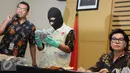 Uang hasil OTT Ditjen Pajak diperlihatkan penyidik KPK, Jakarta, Selasa (22/11). KPK mengamankan uang 148,500,000 Dolar Amerika dan sejumlah oknum ditjen pajak dalam OTT tersebut. (Liputan6.com/Helmi Afandi)