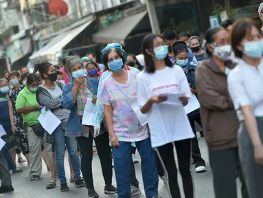 Orang-orang antre untuk menjalani tes COVID-19 di Provinsi Samut Sakhon, Thailand, pada 22 Desember 2020. Jumlah kasus COVID-19 di Thailand terus meningkat pada Selasa (22/12), dengan laporan kenaikan 427 kasus dibandingkan hari sebelumnya. (Xinhua/Rachen Sageamsak)