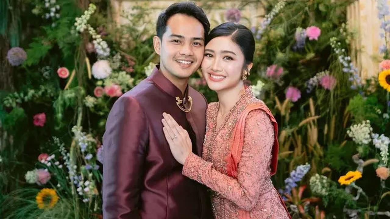 Gaya Kebaya Kartini Febby Rastanty Berpadu Songket Saat Tunangan dengan Drajat Djumantara