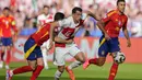 Bek Timnas Spanyol, Nacho (kiri) berusaha menahan laju striker Timnas Kroasia, Ante Budimir pada laga Grup B Euro 2024 di Olympiastadion, Berlin, Jeman, Sabtu (15/6/2024). (AP Photo/Ebrahim Noroozi)