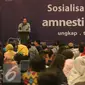 Kepala kantor wilayah DJP Jakarta Khusus Muhammad Haniv memberi sosialisasi Tex Amnesty di Jakarta, (23/8).  Sosialisasi dilakukan untuk memberikan edukasi dan sosialisasi tentang program pengampunan pajak pada pekerja seni. (Liputan6.com/Angga Yuniar)