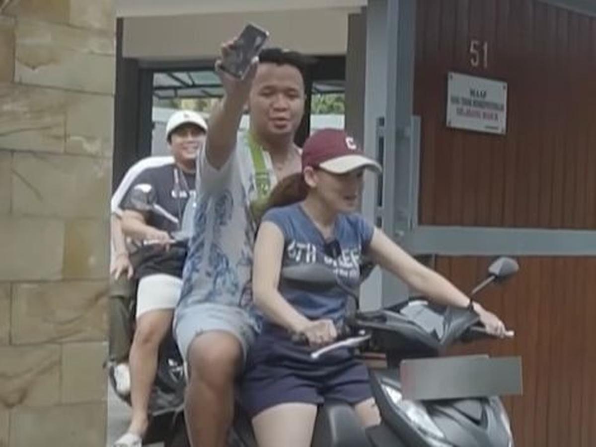 Gaya Santai Ayu Ting Ting Naik Motor Bagi-Bagi Duit