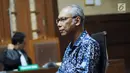 Dokter RS Permata Hijau, Bimanesh Sutarjo mengikuti sidang perdana di Pengadilan Tipikor, Jakarta, Kamis (8/3). Dalam dakwaan, Bimanesh diduga sengaja merintangi penyidikan tersangka kasus korupsi e-KTP, Setya Novanto. (Liputan6.com/Helmi Fithriansyah)
