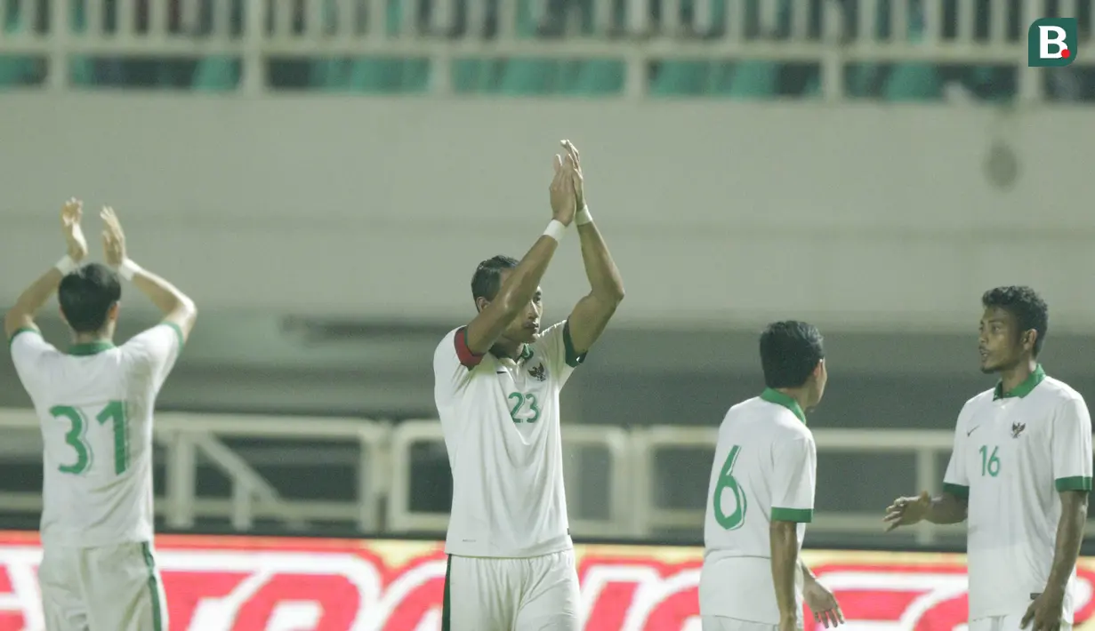 Kapten Indonesia, Hansamu Yama, usai laga melawan Korea Utara pada laga PSSI Anniversary Cup 2018 di Stadion Pakansari, Senin (30/4/2018). Skor berakhir imbang 0-0. (Bola.com/M Iqbal Ichsan)