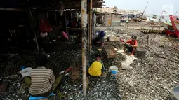 Warga setempat memproses kerang di kampung nelayan di Muara Angke, Jakarta, Senin (23/10). Mereka juga terus berharap kepada Janji Gubernur DKI Jakarta Anies Baswedan untuk menghentikan reklamasi di Pantai Utara Jakarta. (Liputan6.com/Johan Tallo)