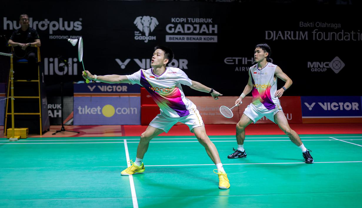 Sempat kehilangan gim kedua, pasangan Indonesia mampu bangkit dan tampil dominan pada gim penentuan. Tampak dalam foto, pasangan ganda putra Indonesia Raymond Indra/Nikolaus Joaquin saat bertanding melawan wakil Prancis, Eloi Adam/Leo Rossi di Istora Gelora Bung Karno (GBK), Senayan, Jakarta, Selasa (20/1/2026). (Bola.com/Bagaskara Lazuardi)