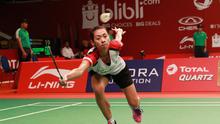 Tunggal putri Indonesia Maria Febe Kusumastuti susah payah mengembalikan bola pukulan Yu Po Pai asal Taiwan pada babak pertama Total BWF World Championships 2015 di Istora Senayan, Jakarta, Selasa (11/8/2015). (Liputan6.com/Humas PP PBSI) 