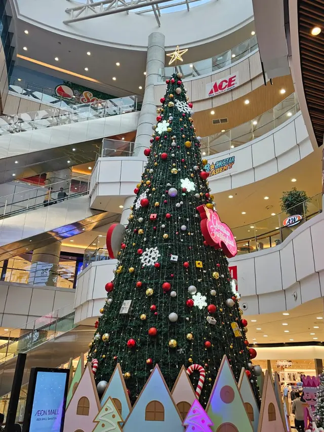 Pohon Natal dengan Tinggi 12 Meter Aeon Mall Sentul