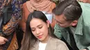 Lebih lanjut, Lady mengungkapkan bahwa Rendy adalah seseorang yang sangat mencintai pasangannya sejak masa pacaran. Oleh karena itu, mereka berkomitmen untuk menjaga kehangatan hubungan mereka ke depannya dan mencegah masalah yang sama terulang. Mereka berharap agar api cinta mereka terus berkobar dan hubungan mereka tetap harmonis.  (Kapanlagi.com/Fikri Alfi Rosyadi)
