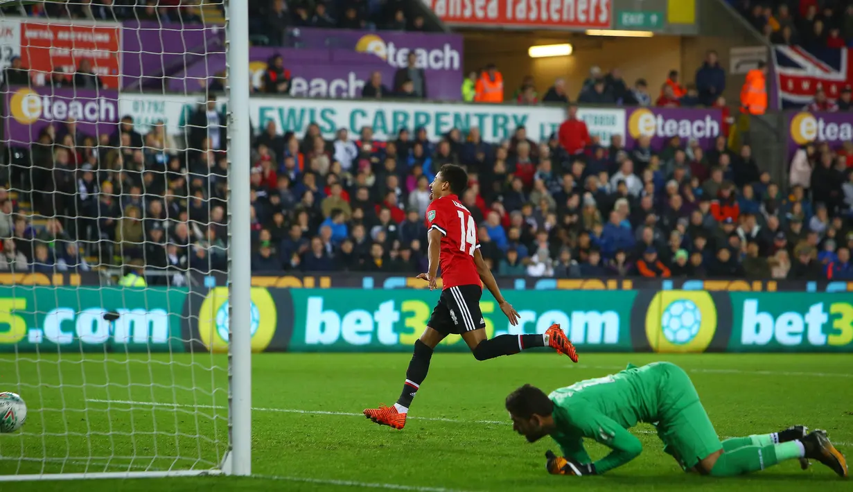 Gelandang Manchester United, Jesse Lingard, melakukan selebrasi usai cetak gol ke gawang Swansea City pada laga Piala Liga Inggris di Stadion Liberty, Swansea, Selasa (24/10/2017). Manchester United menang 2-0 atas Swansea City. (AFP/Geoff Caddick)