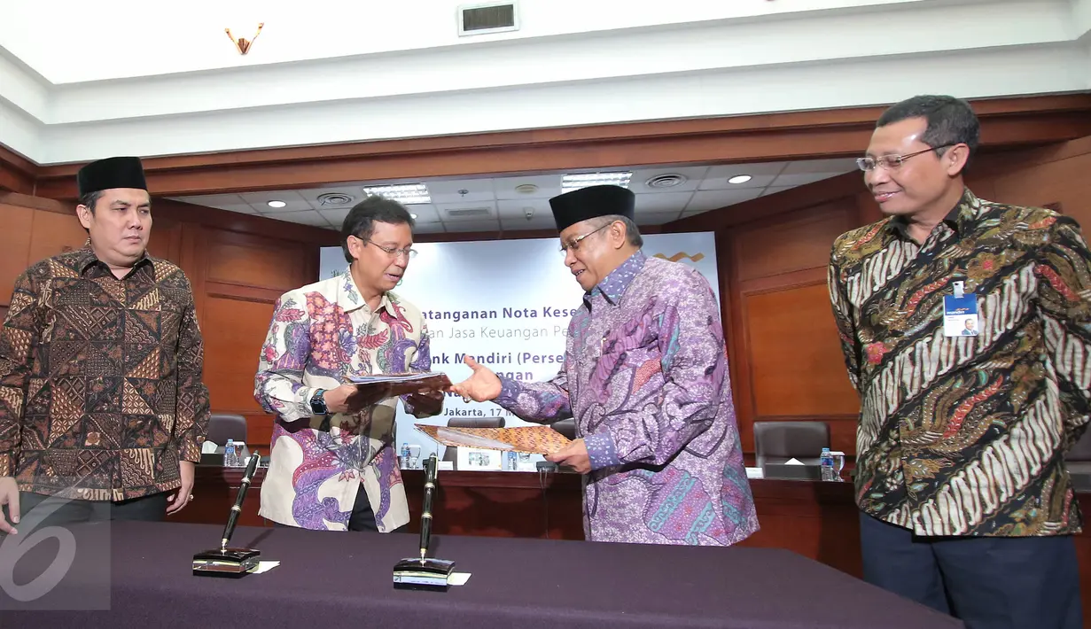 Ketua PBNU KH Said Aqil Siradj (kedua kanan) dan Dirut Bank Mandiri Budi G Sadikin (kedua kiri) saat MoU kerjasama layanan keuangan, Jakarta, Kamis (17/3/). Warga NU akan mendapat kartu anggota NU (KartaNU) dari Bank Mandiri. (Liputan6.com/Angga Yuniar)