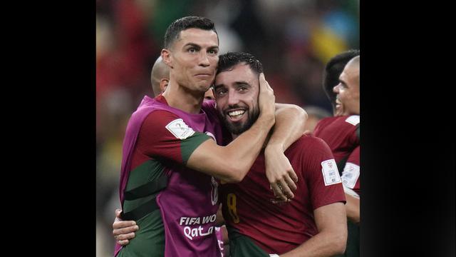 Foto: Momen Mesra Ronaldo Peluk Bruno usai Cetak Brace dan Bawa Portugal ke 16 Besar Piala Dunia 2022