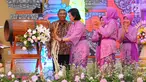 Menteri Keuangan Sri Mulyani memukul bedug saat membuka DhawaFest 2019 di Kementerian Keuangan, Jakarta, Rabu (8/5/2019). Sri Mulyani mengajak seluruh pegawai dan pengunjung DhawaFest Pesona 2019 mengurangi penggunaan plastik atau diet plastik. (Liputan6.com/Angga Yuniar)