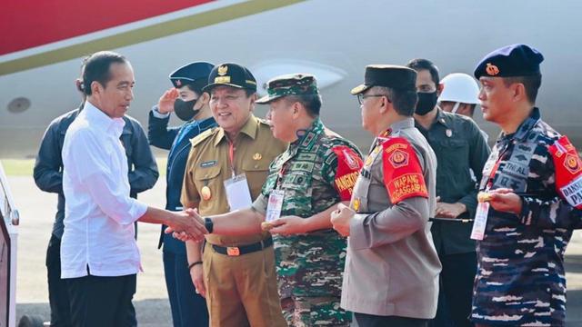 Gubernur Arinal Djunaidi terlihat hanya senyum-senyum saat menyambut Presiden Jokowi