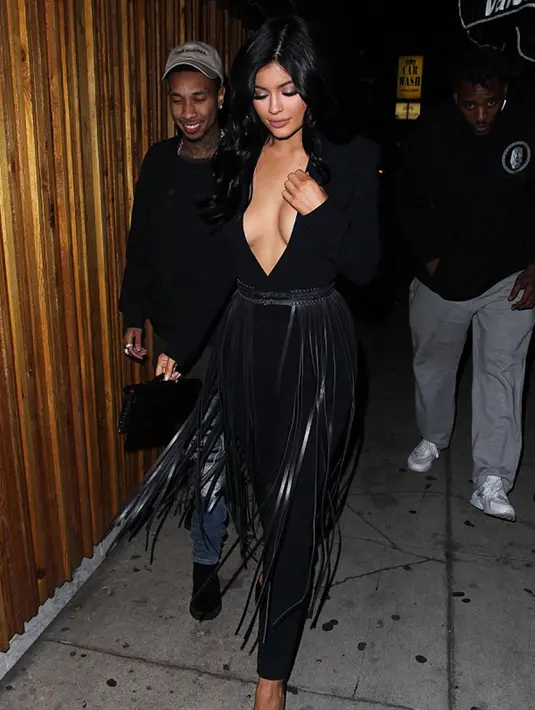 Kylie Jenner saat keluar untuk makan malam bersama rapper terkenal Tyga (kiri), California Kamis malam waktu setempat. Wanita 18 tahun ini akan menuju restoran favorit keluarga Kardashian. (Dailymail)