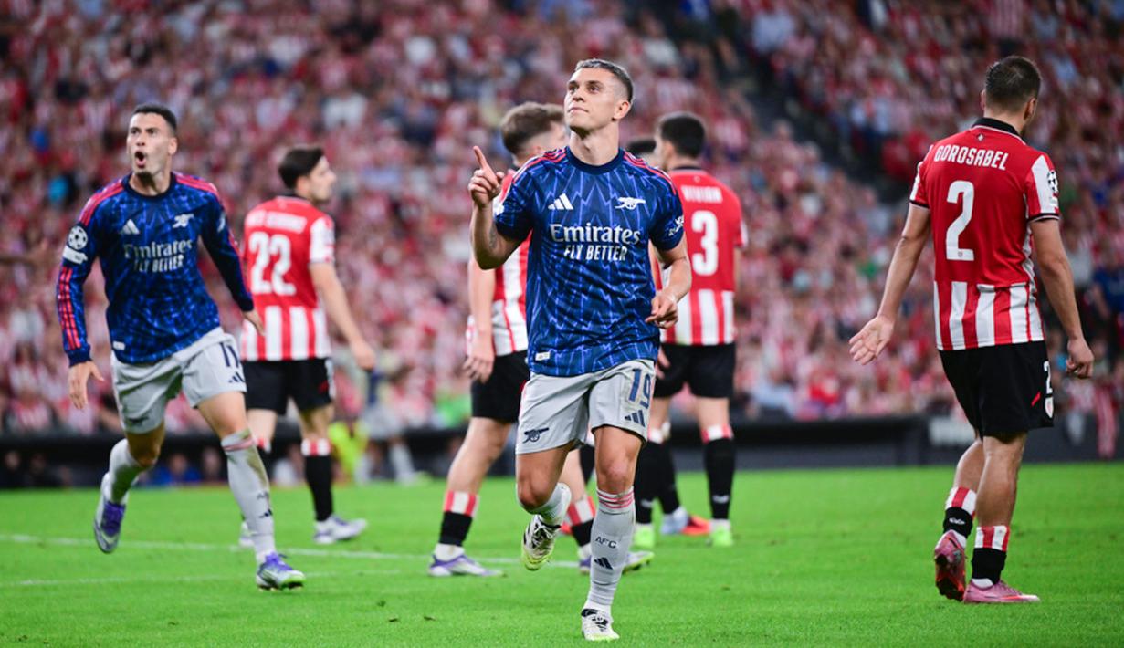 Pemain Arsenal, Leandro Trossard dan Gabriel Martinelli, merayakan gol ke gawang Athletic Bilbao pada matchday pembuka fase liga Liga Champions 2025/2026 di San Mames Stadium pada Selasa, (16/9/2025). (AP Photo/Miguel Oses)