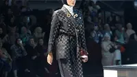 Definisi Cantik Unik dari Olla Ramlan, Potret dengan Pose Kaki yang Bikin Salfok