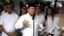 Ketua Umum Partai Gerindra Prabowo Subianto menyambut kedatangan Ketua Umum Partai Perindo Hary Tanoesoedibjo (HT) di Rumah Kertanegara, Jakarta, Rabu (5/4/2023). (Liputan6.com/Johan Tallo)
