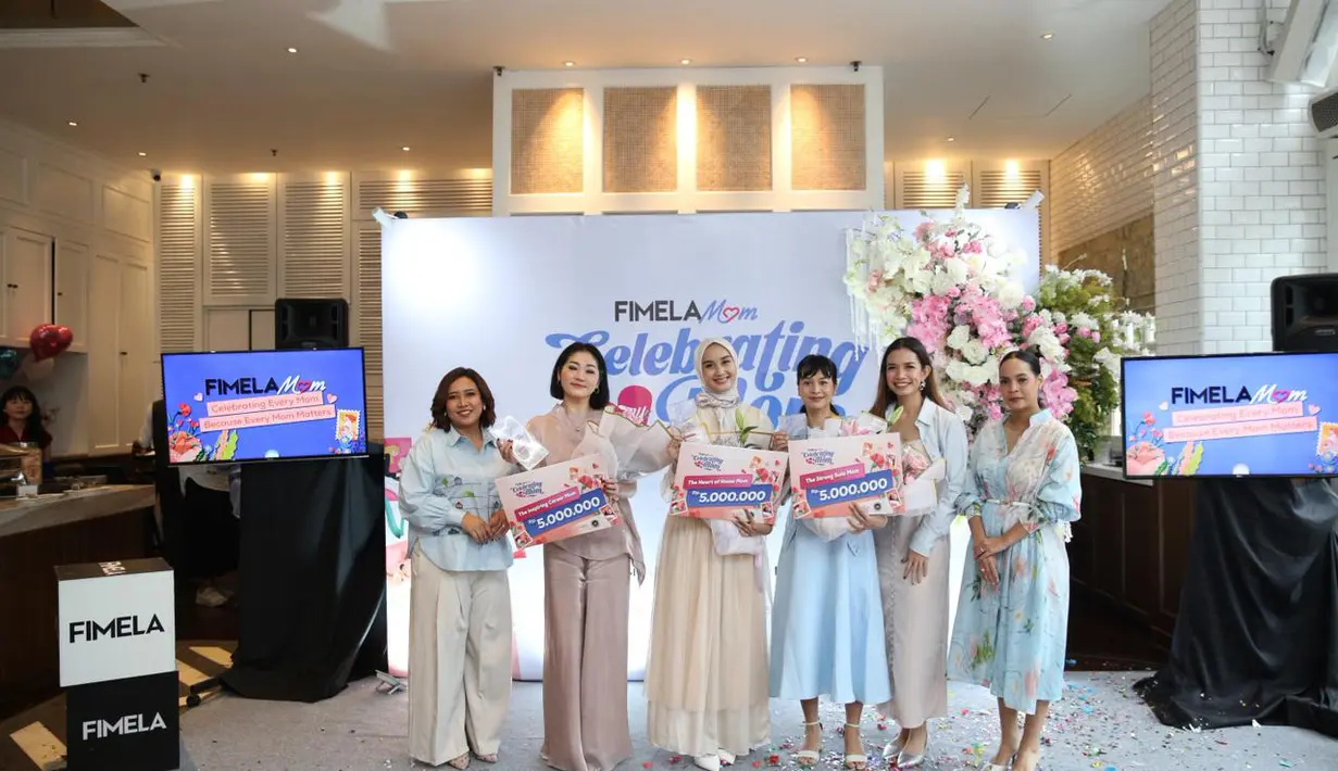 Keseruan berlanjut dengan pengumuman pemenang SuperMom Awards dari berbagai kategori, lengkap dengan hadiah fantastis sebagai bentuk apresiasi atas dedikasi dan perjuangan para ibu terpilih. Sorak bahagia dan tepuk tangan meriah pun mengiringi setiap nama yang diumumkan. [FOTO:FIMELA/ADRIAN].