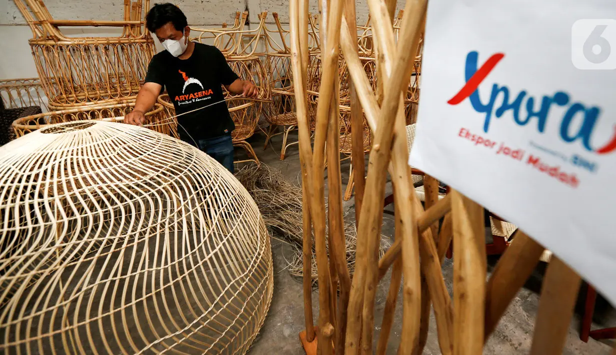 Perajin membuat kap lampu di workshop kerajinan rotan Aryasena di kawasan Gatak, Sukoharjo, Jawa Tengah, Senin (22/11/2021). Kursi rotan yang telah diekspor ke berbagai negara hingga ke Eropa merupakan binaan BNI Xpora menuju UMKM Go Productive, Go Digital, dan Go Global. (Liputan6.com/HO/BNI)