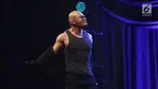 Deddy Corbuzier membuka pakaiannya saat saling roasting dengan Pandji Pragiwaksono di Jakarta Internasional Comedy Festival (JICOMFEST) 2019 di JIExpo, Kemayoran, Jakarta, Sabtu (3/8/2019). Selain Deddy, komika dan komedian terkemuka juga meramaikan JICOMFEST 2019. (Bola.com/Peksi Cahyo Priambodo)
