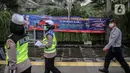 Polisi bersama petugas Dishub saat melakukan sosialisasi larangan mudik kepada pengguna jalan di kawasan Bundaran HI, Jakarta, Rabu (6/5/2020). Sosialisasi tersebut dilakukan demi memutus mata rantai penyebaran virus corona COVID-19 dari satu wilayah ke wilayah lain. (Liputan6.com/Faizal Fanani)