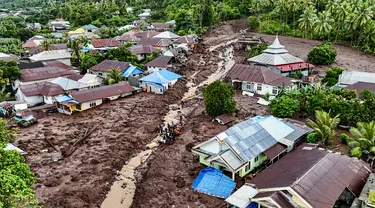 Foto udara tim penyelamat dan warga melakukan pencarian korban yang tertimbun akibat banjir bandangdi Kelurahan Rua, Kota Ternate, Maluku Utara, Minggu (25/8/2024). (AZZAM RISQULLAH / AFP)