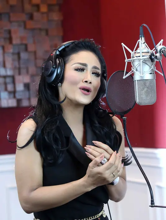 "Tadinya ada Bella (Laudya Cinthya Bella), tapi pak Manoj bilang KD (panggilan Krisdayanti) lagi yang nyanyi," ujar Melly Goeslaw ditemui di kawasan Bintaro, Tangerang Selatan, Rabu (30/11/2016). (Nurwahyunan/Bintang.com)