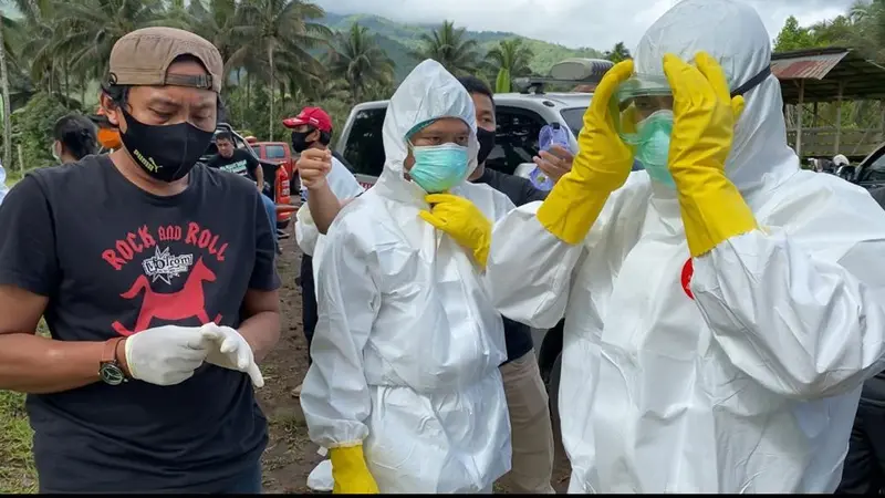 Aparat kepolisian dari Polresta Manado berhasil mengamankan situasi, bahkan ikut memakamkan jenasah pasien Covid-19.