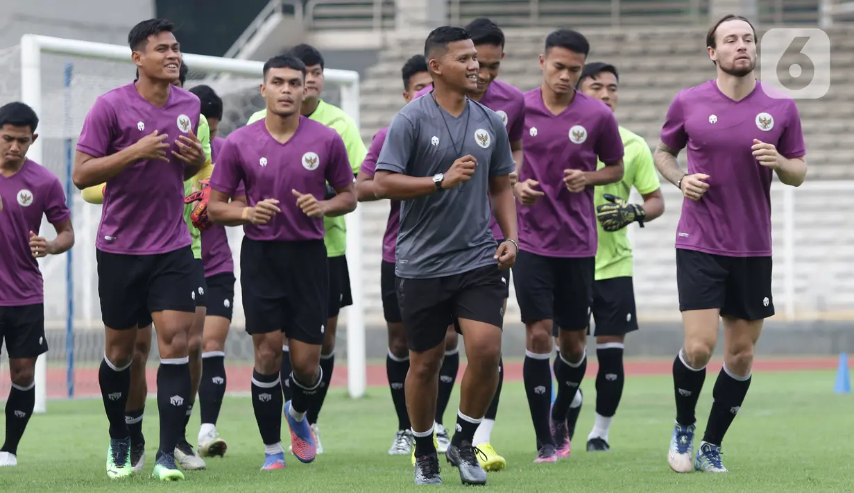 Sejumlah pemain Timnas Indonesia U-23 melakukan pemanasan jelang latihan di Stadion Madya Gelora Bung Karno, Jakarta, Selasa (12/4/2022). Latihan ini persiapan jelang Sea Games 2021 di Hanoi, Vietnam, 12 hingga 23 Mei 2022 mendatang. (Liputan6.com/Helmi Fithriansyah)