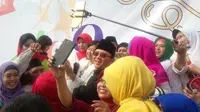 Ahok selfie bersama PNS DKI Jakarta (Liputan6.com/ Delvira Chaerani Hutabarat)