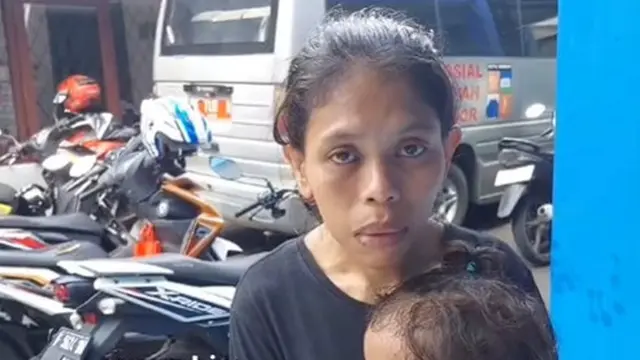 Sudanti, seorang wanita yang diceraikan akibat empat anak ayam milik suaminya mati.
