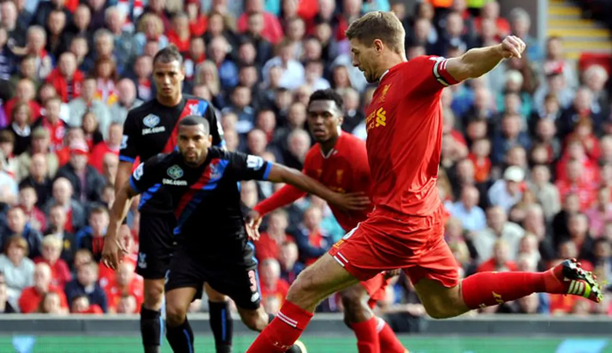 Kapten Liverpool Steven Gerrard bersiap melakukan tembakan keras pada pertandingan sepak bola Liga Premier Inggris antara Liverpool vs Crystal Palace di stadion Anfield (05/10/13). (AFP/Paul Ellis)