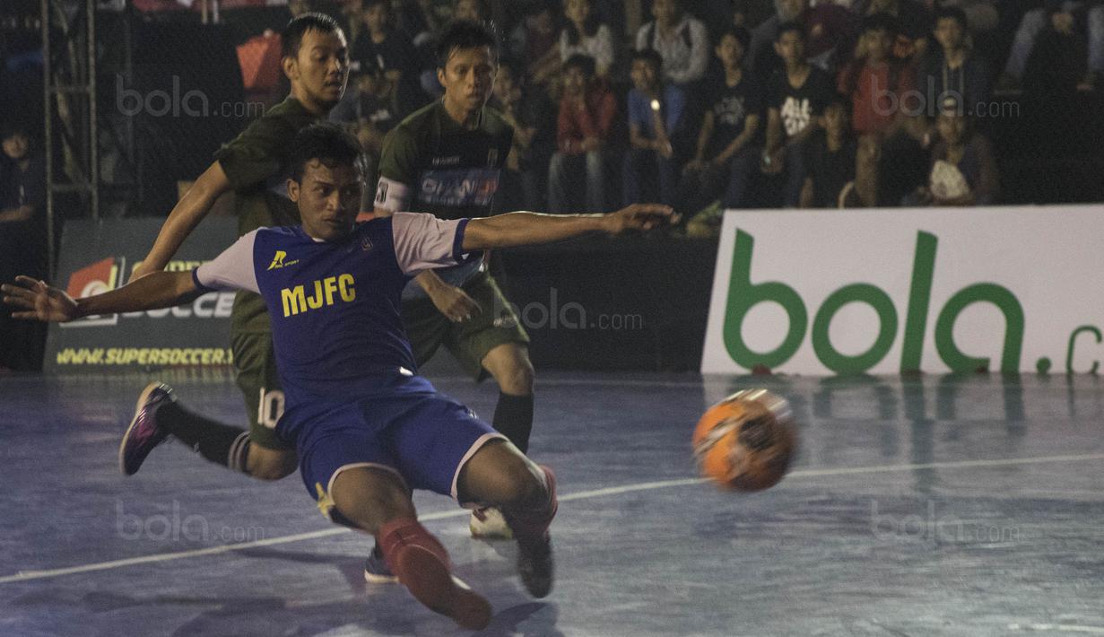 Suasana laga Adira FC melawan Merah Jaya Bekasi pada Grand Final Super Soccer Futsal Battle 2017 di Bintaro Xchange, Tangerang, Minggu (22/10/2017). Adira FC menang adu penalti atas Merah Jaya Bekasi. (Bola.com/Vitalis Yogi Trisna)