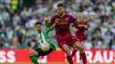 Gelandang Real Betis  Rodri berebut bola dengan bek AS Roma Leonardo Spinazzola  pada laga pekan ke-4 Grup C Liga Europa 2022/2023  di Estadio Benito Villamarin, Kamis (13/10/2022). Kedua tim sama-sama tampil menyerang. Meski demikian, tak banyak peluang bersih yang tercipta. (AP Photo/Jose Breton)