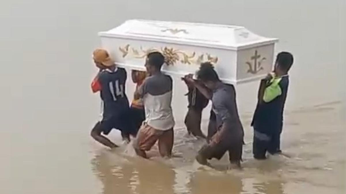 Warga NTT Gotong Peti Jenazah Seberangi Sungai dan Meniti Tebing Curam