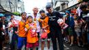 Oki Rengga berfoto bersama dengan anak-anak peserta Liga Akamsi udai memberikan hadiah-hadiah menarik. (Dok. Film Animasi Garuda Di Dadaku)