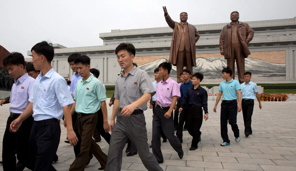 Tentara dan warga usai memberi penghormatan di hadapan patung pemimpin Korea Utara Kim Il Sung dan Kim Jong Il dalam peringatan berakhirnya Perang Dunia II dan pembebasan dari kolonial Jepang di Pyongyang, Korut, Rabu (15/8). (AP Photo/Ng Han Guan)