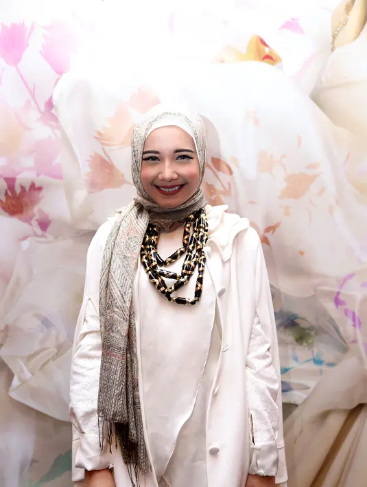Zaskia Sungkar menampilkan koleksi busana dengan tema budaya Betawi dalam event Jakarta Fashion Week kali ini. Ia menghadirkan 12 koleksi baju rancangannya di ajang fashion bergengsi ini. (Andy Masela/Bintang.com)