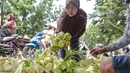 Pembeli memilih kulit ketupat yang dijajakan di sebuah pasar kawasan Ciracas, Jakarta, Kamis (16/7/2015). Menjelang Lebaran, warga mulai ramai membeli kulit ketupat. (Liputan6.com/Faizal Fanani)