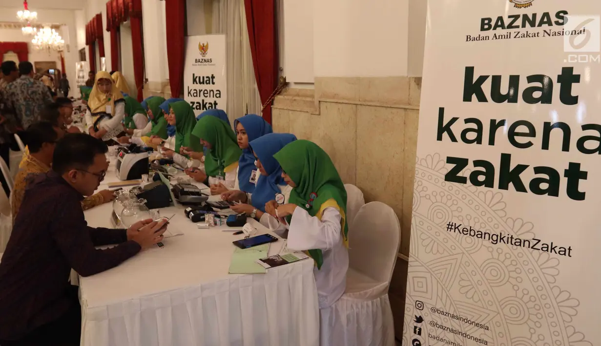 Suasana pembayaran Zakat di Istana Negara, Jakarta, Senin (28/5). Sekitar 300 pejabat kementerian/lembaga tinggi negara dan direksi BUMN melakukan pembayaran zakat melalui Baznas . (Liputan6.com/Angga Yuniar)