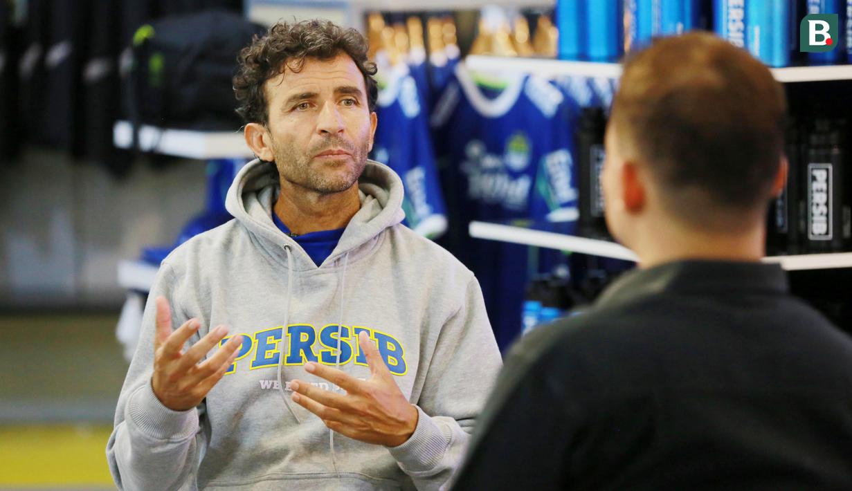 Pelatih Persib Bandung, Luis Milla, saat wawancara eksklusif bersama Bola.com di Graha Persib, Bandung, Selasa (11/10/2022). (Bola.com/M Iqbal Ichsan)