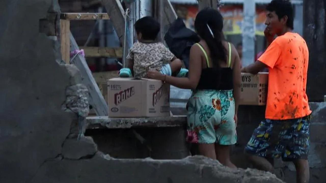 Kekuatan badai kategori lima itu juga telah menghancurkan bangunan yang terbuat dari beton.