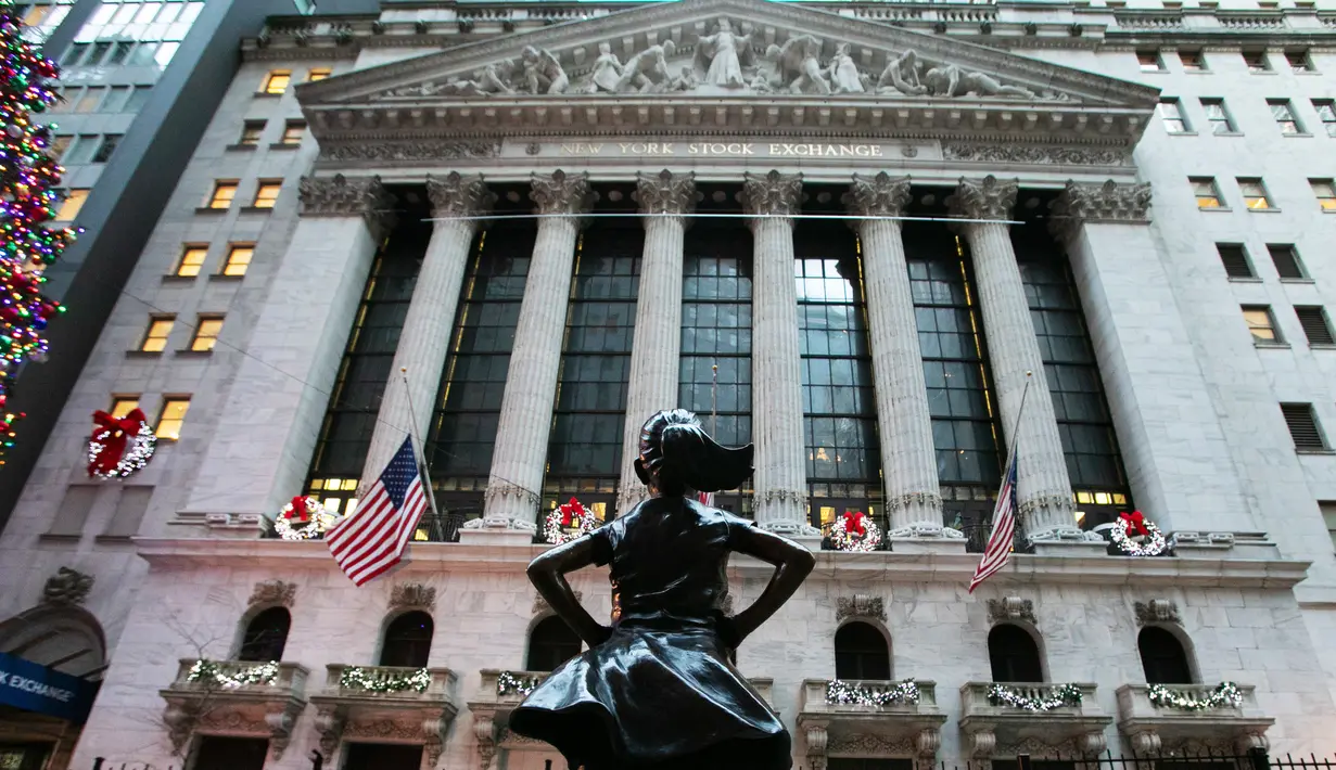 Patung Fearless Girl berdiri di lokasi barunya di depan bursa efek New York, Selasa (11/12). Patung yang menginspirasi jutaan orang dengan pesan feminisme itu sebelumnya berada di depan patung banteng 'Charging Bull' di Broadway (AP/Mark Lennihan)