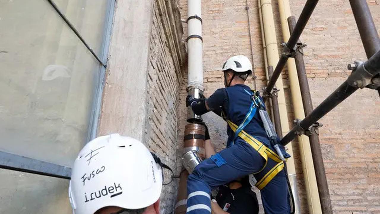 Melihat Lebih Dekat Proses Pemasangan Cerobong Asap di Kapel Sistina Vatikan