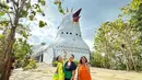 Terkenal dengan nama Gereja Ayam, bangunan ini juga banyak disebut oleh wisatawan lebih mirip burung dara. Sehingga cukup banyak orang yang penasaran untuk mengunjungi tempat tersebut supaya bisa memastikan bentuk dari bangunan tersebut. (Liputan6.com/IG/@irawbw)