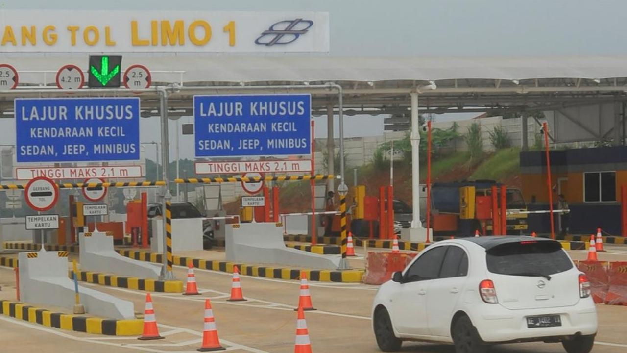 Kendaraan roda empat melewati gerbang tol Limo Utama  pada ruas Jalan Tol Serpong-Cinere Seksi 2 Pamulang-Cinere yang dibuka gratis di Limo, Depok, jumat (22/12/2023).