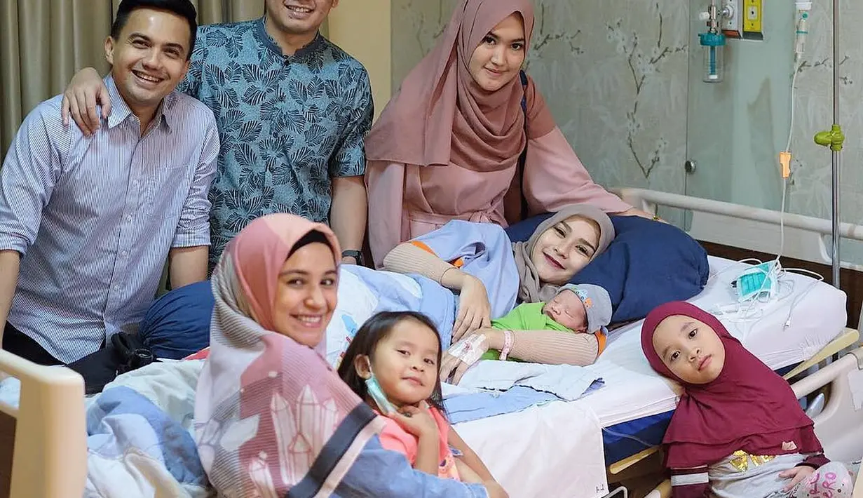 Anak keempat pasangan ini diberinama Bhre Kata Bramantyo. Lahir melalui persalinan caesar. Ini merupakan yang keduanya bagi Zaskia lantaran anak ketiganya juga melalui operasi caesar. (Instagram/zaskiadyamecca)